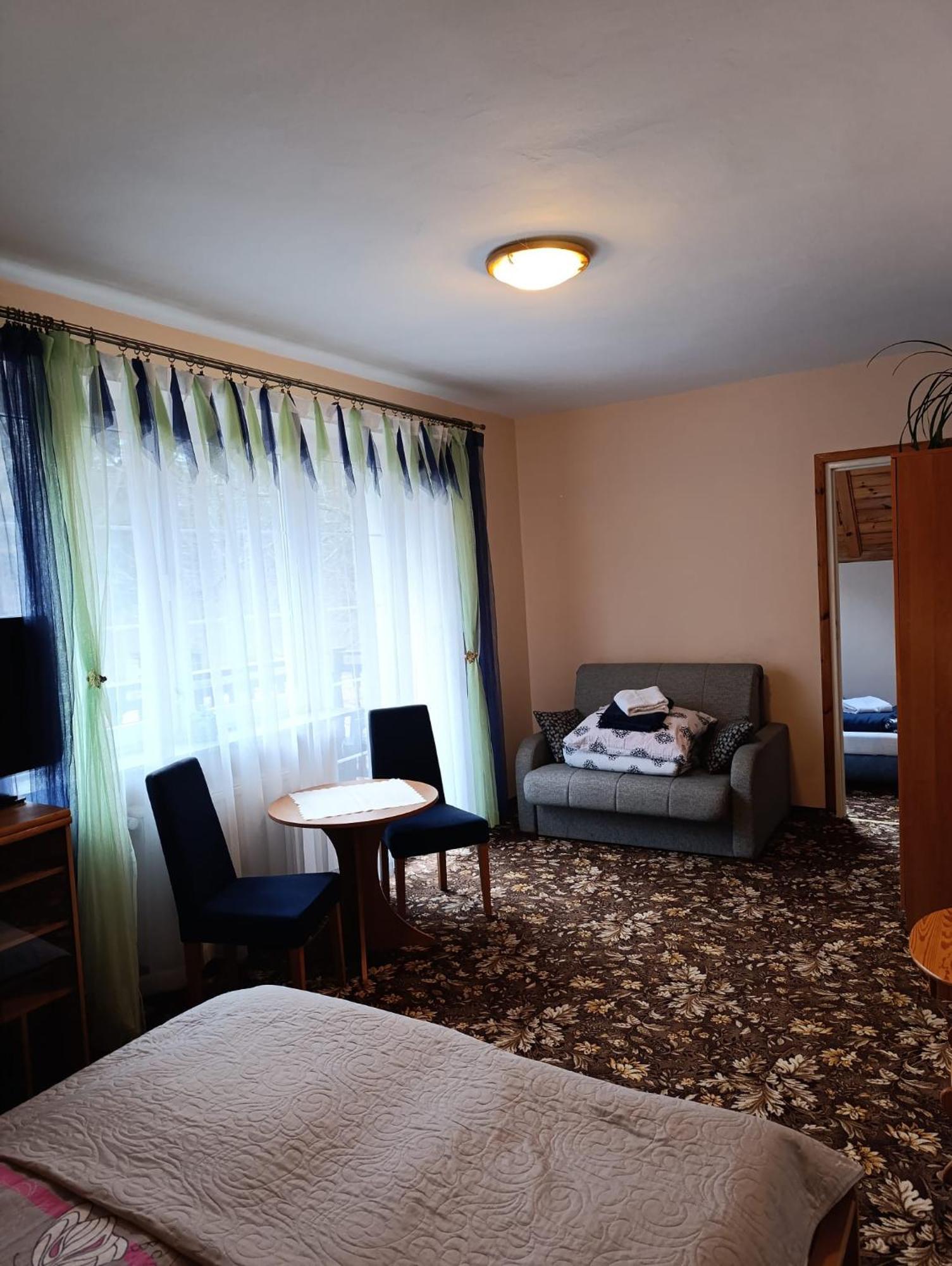 Karkoz Bed & Breakfast *